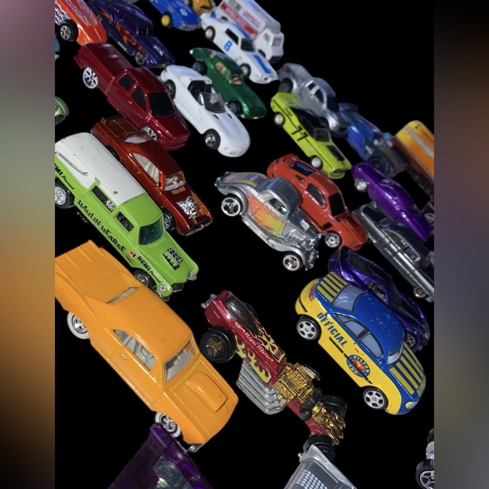33 Hot Wheels vintage collection lot diecast vehicle hotwheels w/ 2 dividers - Picture 2 of 16